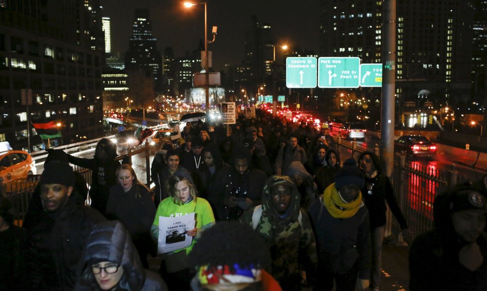 Marcha de los manifestantes sobre el puente de Brooklyn, con mensaje de "Yo soy Tamir Rice". REUTERS/Eduardo Munoz.