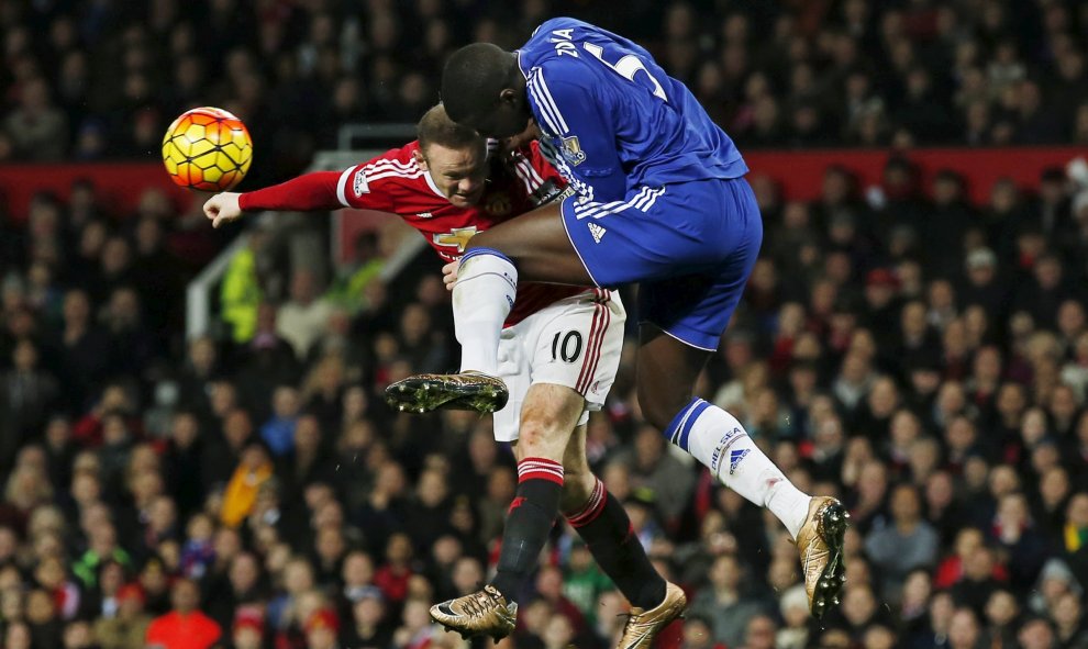 Kurt Zouma del Chelsea en el campo de fútbol con Wayne Rooney del Manchester United/ Reuters / Phil NobleLivepic