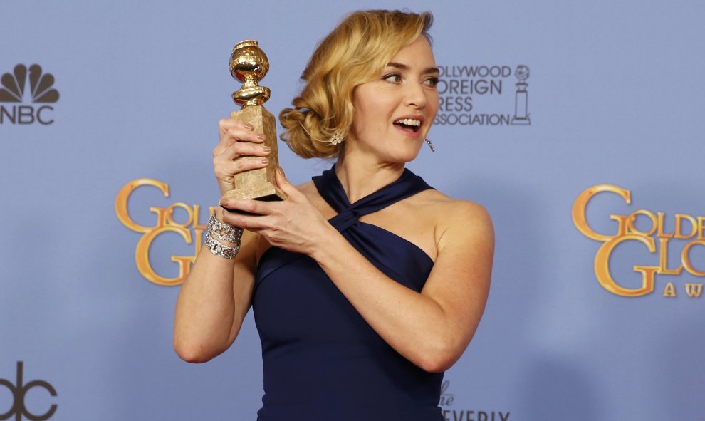 La actriz Kate Winslet posa con su premio a la Mejor Actriz en un Papel Secundario por su papel en "Steve Jobs". REUTERS / Lucy Nicholson