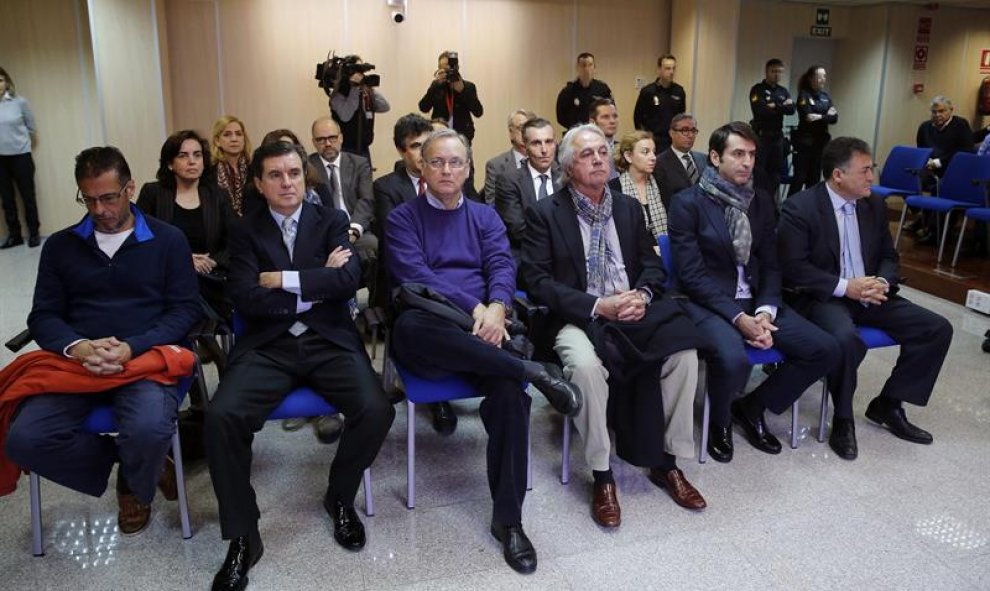 Las dieciocho personas acusadas en el caso Noós, en la sala del juicio del mencionado caso que ha comenzado hoy en la Escuela Balear de la Administración Pública.- EFE