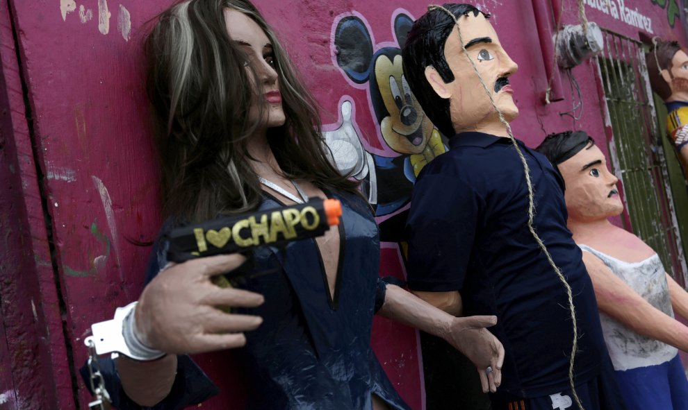 Piñatas de la actriz mexicana Kate del Castillo y el narcotraficante Joaquín 'El Chapo' Guzmán en un taller en Reynosa, en el estado de Tamaulipas, México. REUTERS / Daniel Becerril