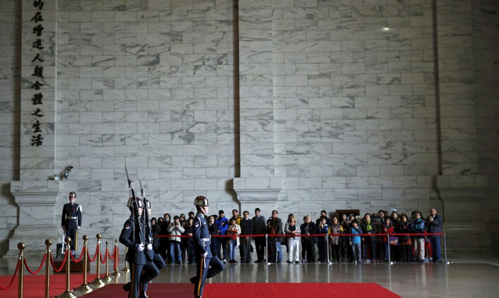 Turistas ven un desfile de la guardia de honor en el Chiang Kai-shek en Taipei, Taiwán, 14 de enero de 2016. REUTERS / Olivia Harris