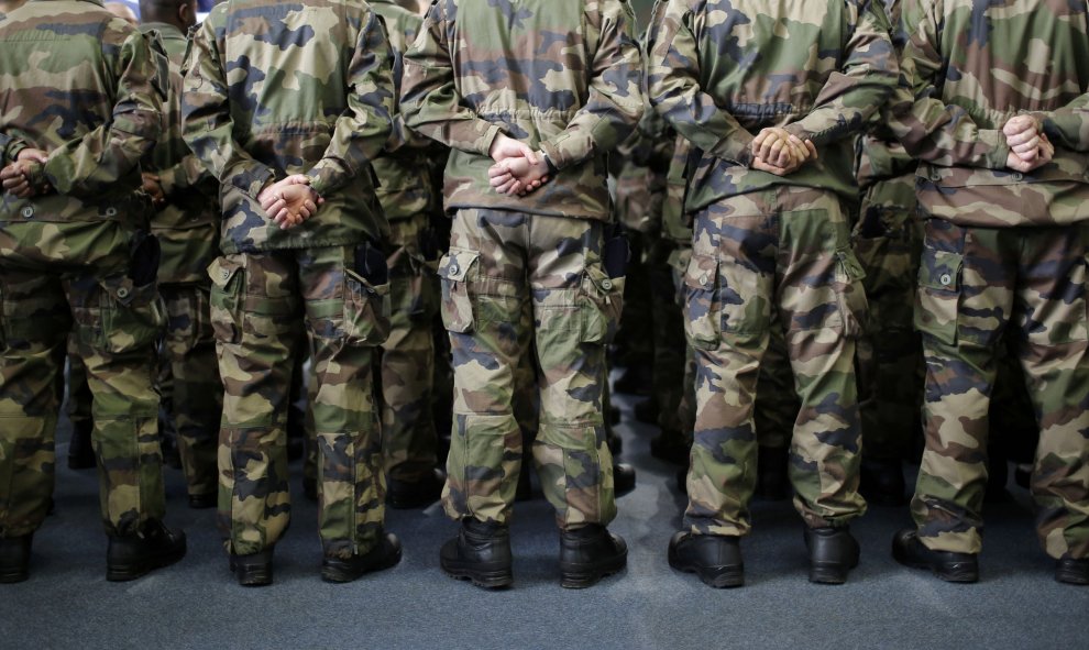 Estudiantes militares se presentan antes de que el ejército francés le desee el Año Nuevo al presidente francés, Francois Hollande en la escuela de oficiales de Saint- Cyr Coetquidan en Guer, Bretaña, 14 de enero de 2016. REUTERS / Stephane Mahe