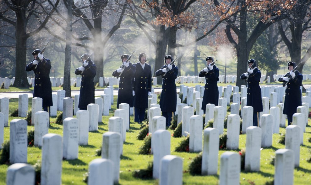 Vista general del funeral del teniente segundo de Infantería, Samuel Leftenant durante su entierro en el cementerio de Arlington, Virginia, Estados Unidos hoy 14 de enero de 2015. Samuel Leftenant combatió en la Segunda Guerra Mundial y se dió por perdido