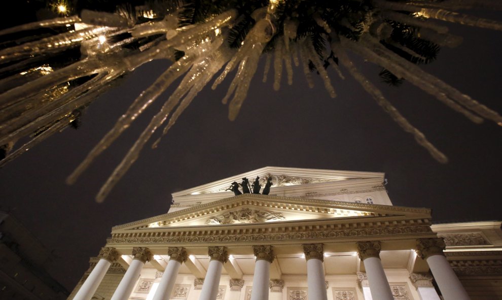 Carámbanos cuelgan de una tienda de regalos cerca del Teatro Bolshoi en el centro de Moscú, Rusia, 14 de enero de 2016. REUTERS / Sergei Karpukhin