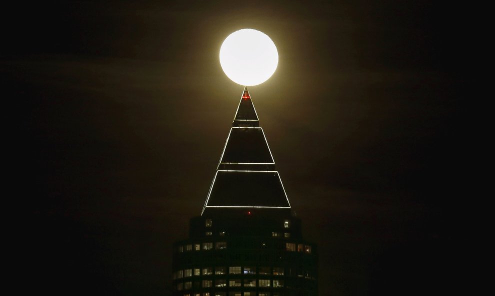 La luna llena tras el Messeturm en Frankfurt. REUTERS/Kai Pfaffenbach