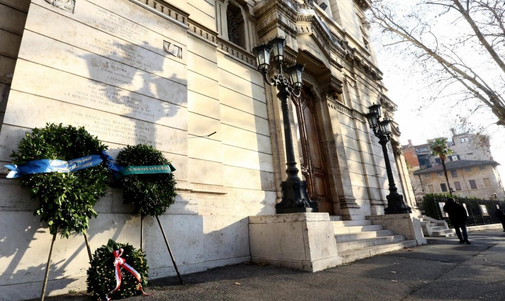 Varias coronas de flores han sido depositadas en el exterior de la sinagoga de Roma con motivo de la celebración del Día Internacional en Recuerdo del Holocausto, en Roma (Italia).- EFE