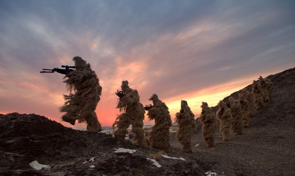 Especial entrenamiento de los soldados pertenecientes al Ejército Popular de Liberación (EPL) del Cuerpo de la Marina en la base de Bayingol, Comunidad Autónoma de Xinjiang Uighur. REUTERS/Stringer