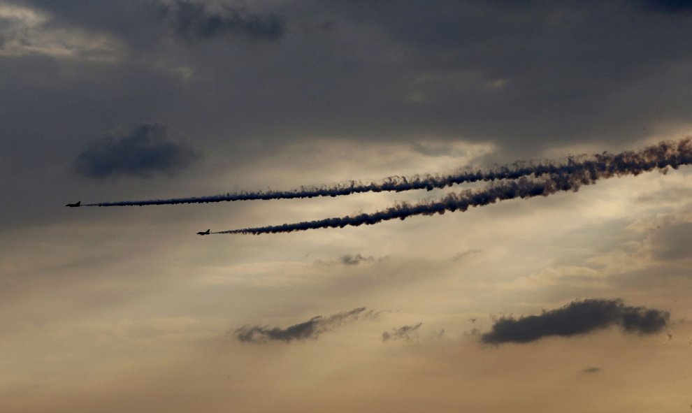 Aviones de combate antes de aterrizar en el buque insignia Charles de Gaulle de Francia. REUTERS/Philippe Wojazer