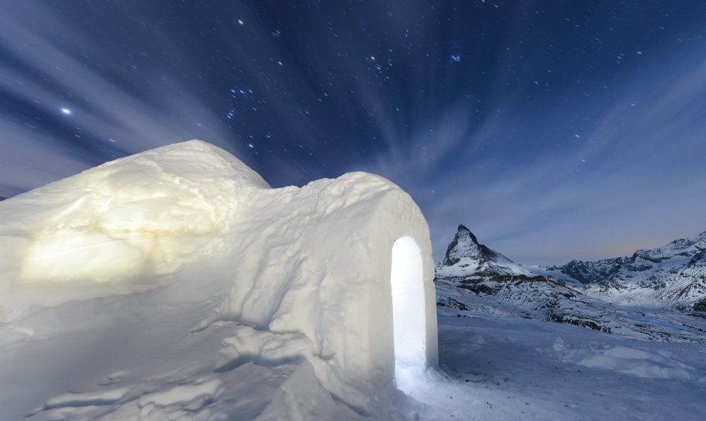 Iglú bajo el cielo estrellado en el poblado de Iglu Dorf, frente a la montaña Matterhorn en Zermatt, Suiza. EFE/Jean-Christophe Bott