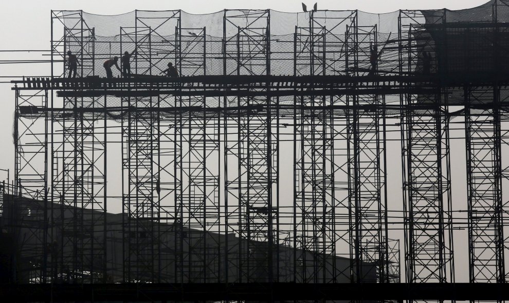 Obreros trabajan en una obra a las afueras de Calcuta, India. REUTERS/Phil Noble