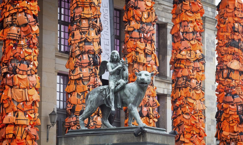 Vista de numerosos chalecos salvavidas utilizados por refugiados colocados en la fachada del Konzerthaus como parte de la instalación del artista chino Ai Weiwei, en recuerdo a millones de personas que huyen de la guerra, en Berlín, Alemania, hoy, 16 de f