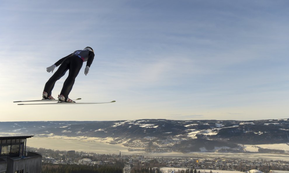 Yoshihiro Kimura de Japón compite durante la competencia individual Combinada nórdica de Salto de los hombres en Lysgardsbakkene en los Juegos Olímpicos de Invierno de la Juventud. REUTERS / Bob Martin