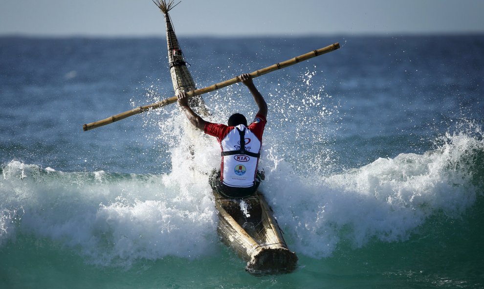 El surfista peruano Carlos 'Huevito' Areola monta en un "caballito" una ola en la playa de Bondi de Sydney, 24 de febrero de 2016. Areola es parte de un grupo de surfistas peruanos qeu está de gira por la costa este de Australia para promover el uso del "