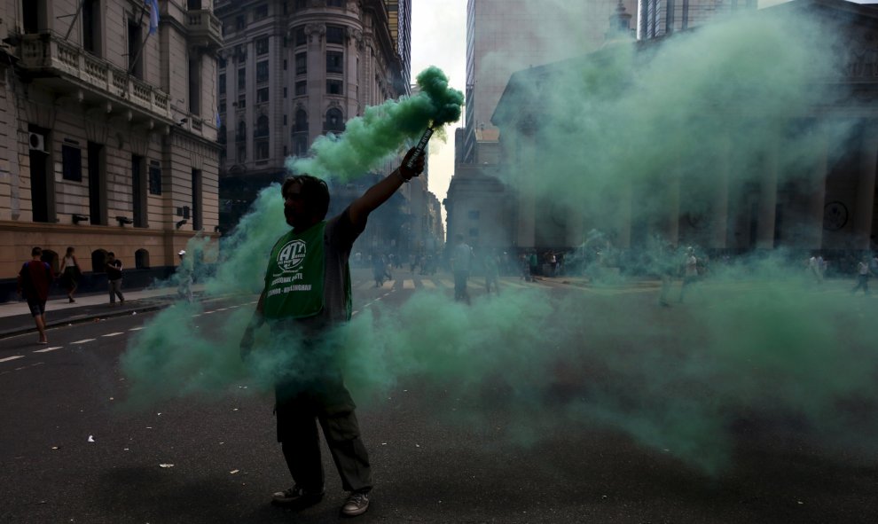 Un funcionario enciende una bengala cerca de Plaza de Mayo durante una protesta en Buenos Aires, Argentina, 24 de febrero de 2016. Tras tan sólo dos meses en el poder, el presidente argentino, Mauricio Macri, ya se enfrenta a protestas, con una huelga del