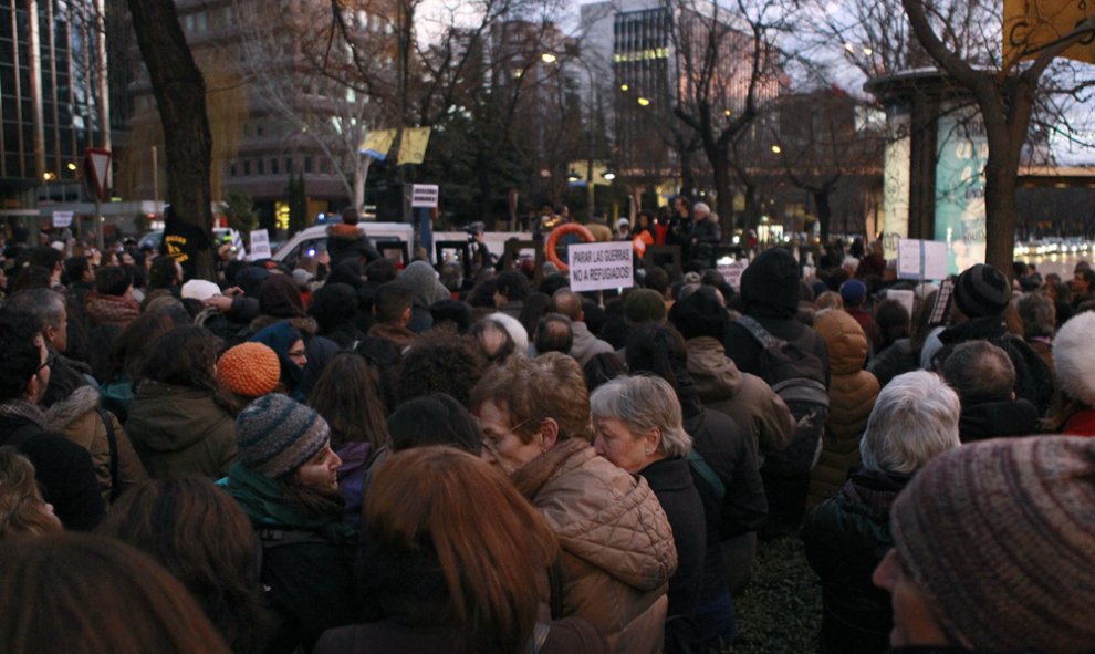 Asistentes a la marcha europea que, con el lema "Pasaje seguro ya", exigen "rutas legales y seguras" para los cientos de miles de refugiados que llegan a Europa en busca de asilo, esta noche en Madrid. EFE/Víctor Lerena