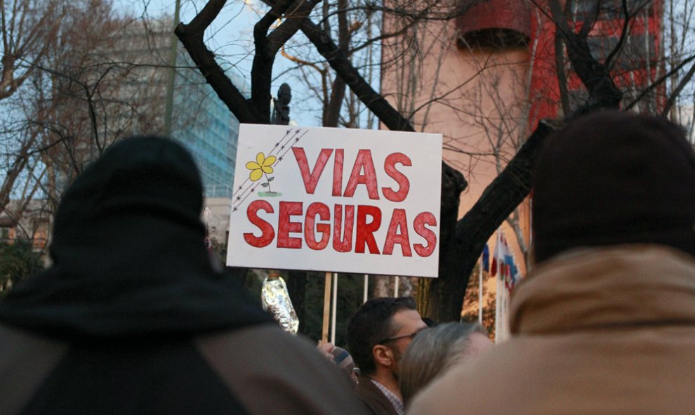 Asistentes a la marcha europea que, con el lema "Pasaje seguro ya", exigen "rutas legales y seguras" para los cientos de miles de refugiados que llegan a Europa en busca de asilo, esta noche en Madrid. EFE/Víctor Lerena