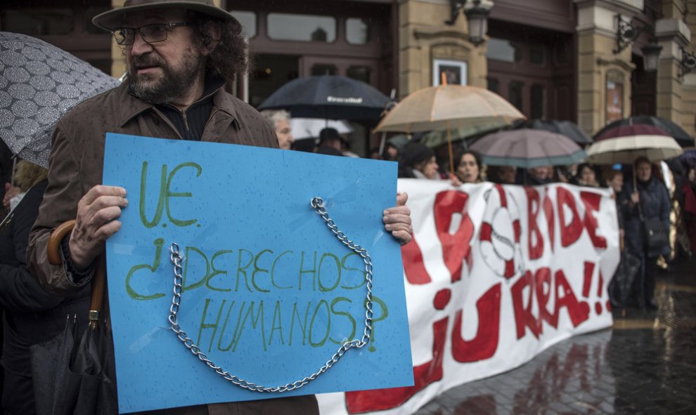 Manifestación en favor de los derechos de los refugiados celebrada hoy en Bilbao, que se suma así a la marcha que tiene lugar en decenas de ciudades europeas. EFE/MIGUEL TOÑA