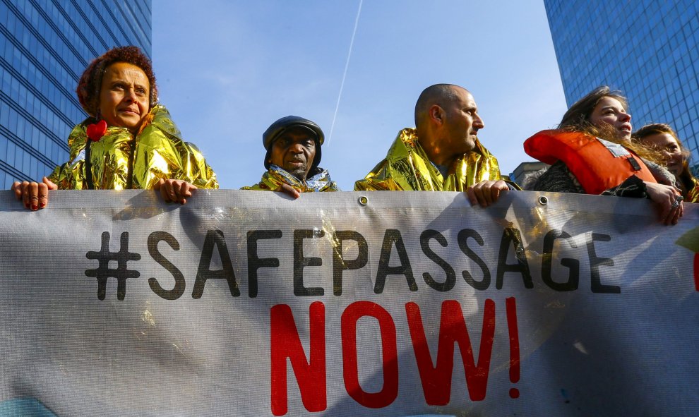 Participantes en la manifestación en favor de los derechos de los refugiados celebrada en Bruselas. REUTERS/Yves Herman