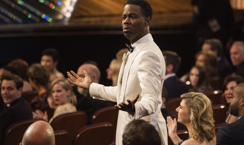 El actor Chris Rock interactua con el público mientras presenta la gala de la 88 edición de los Premios de la Academia de Cine estadounidens.- EFE