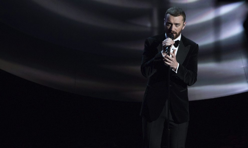 El cantante Sam Smith, nominado en la categoría a mejor canción original, interpreta el tema "Writing's on the Wall".- EFE