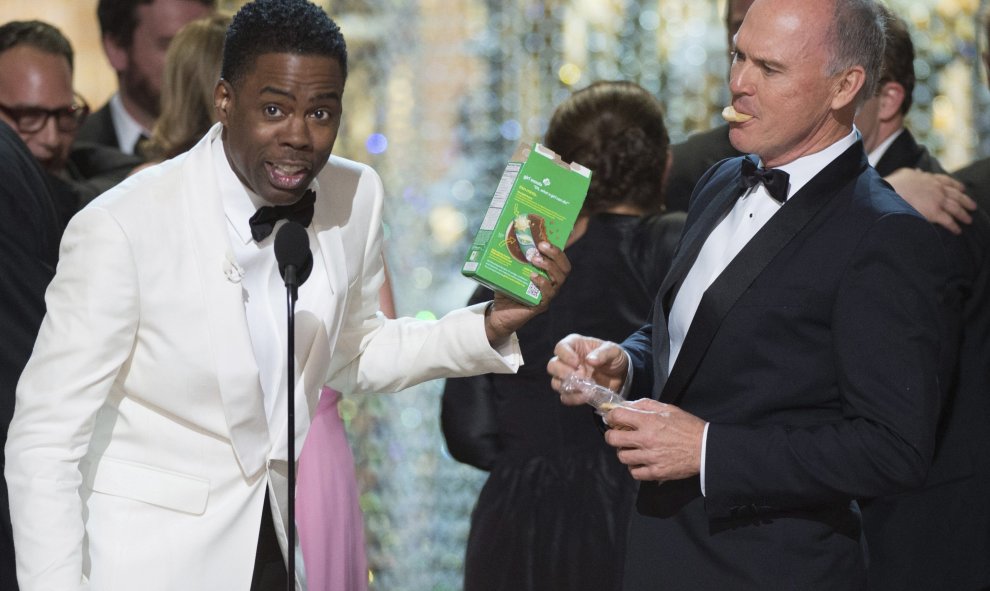 El presentador Chris Rock (i) despide la gala junto al actor Michael Keaton durante la 88ª edición de la ceremonia de los Óscar celebrada la noche de ayer, 28 de febrero de 2016, en el Teatro Dolby de Hollywood, California (EE.UU.). EFE/Aaron Poole/AMPAS