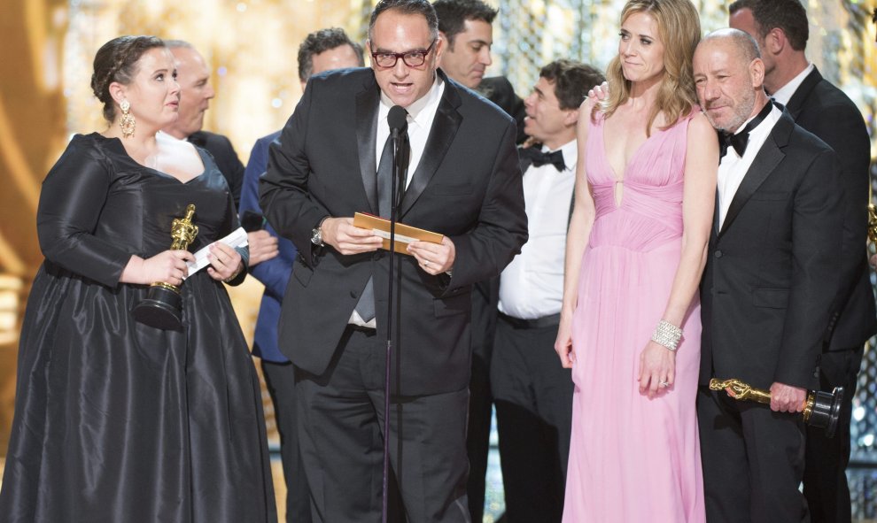 Nicole Rocklin, Michael Sugar, Blye Pagon Faust y Steve Golin recogen el Óscar a la mejor película por "Spotlight" durante la 88ª edición de la ceremonia de los Óscar celebrada la noche de ayer, 28 de febrero de 2016, en el Teatro Dolby de Hollywood, Cali