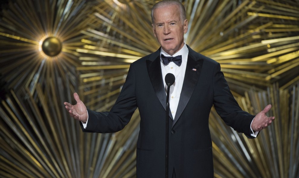 El vicepresidente de Estados Unidos, Joe Biden, presenta la actuación de Lady Gaga durante la 88ª edición de la ceremonia de los Óscar celebrada la noche de ayer, 28 de febrero de 2016, en el Teatro Dolby de Hollywood, California (EE.UU.). EFE/Aaron Poole