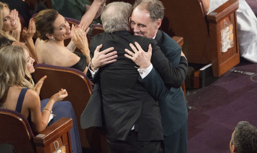 El actor Mark Rylance (dcha) es felicitado tras ser galardonado con el Óscar al mejor actor de reparto por su papel en "Bridge of Spies" durante la gala de la 88 edición de los Premios de la Academia de Cine estadounidense (AMPAS) en el Dolby Theatre, Hol