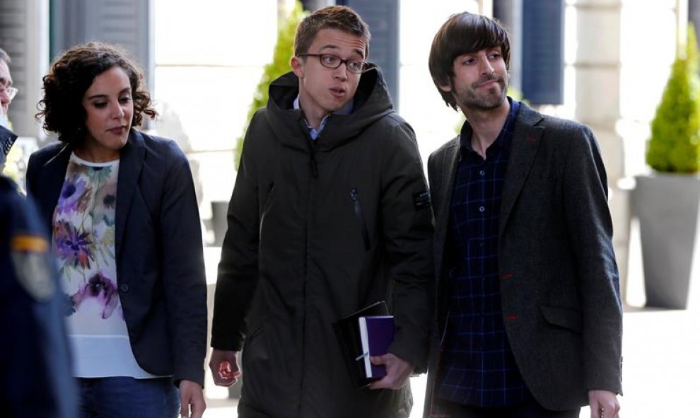 El portavoz parlamentario de Podemos, Íñigo Errejón (c), acompañado por los diputados de Podemos, Nagua Alba (i) y Eduardo Maura (d), a su llegada  a la Cámara Baja.- EFE/Ballesteros