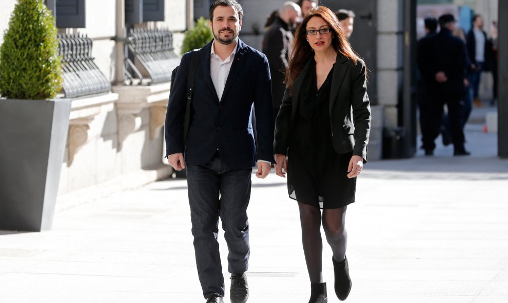 Los diputados de IU-UP Alberto Garzón y Sol Sánchez a su llegada esta tarde a la Cámara Baja donde se celebrará la primera jornada de la sesión de investidura del secretario general del PSOE, Pedro Sánchez. EFE/Ballesteros