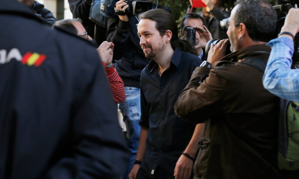 El secretario general de Podemos, Pablo Iglesias, a su llegada esta tarde a la Cámara Baja donde se celebrará la primera jornada de la sesión de investidura del secretario general del PSOE, Pedro Sánchez. EFE/Ballesteros