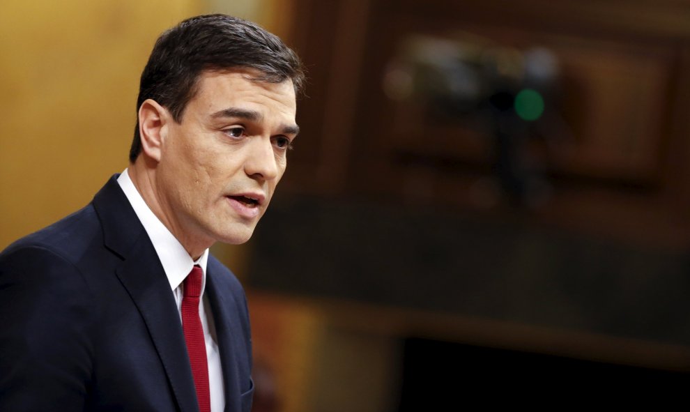 El líder del PSOE, Pedro Sánchez, desde la tribuna, durante su discurso de investidura como presidente del Gobierno.- REUTERS