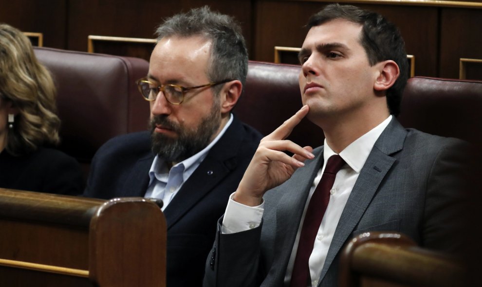 Albert Rivera, líder de Ciudadanos, escucha a Pedro Sánchez desde su escaños en el Congreso.- EFE