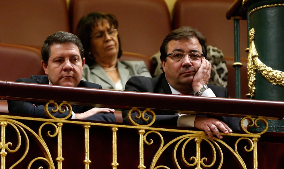 Los presidentes autonómicos de Castilla La Mancha, Emiliano García-Page (i) y Extremadura, Guillermo Fernández Vara (d) y la socialista Rosa Conde (detrás c) siguen desde la tribuna de autoridades la primera jornada de la sesión de investidura del secreta