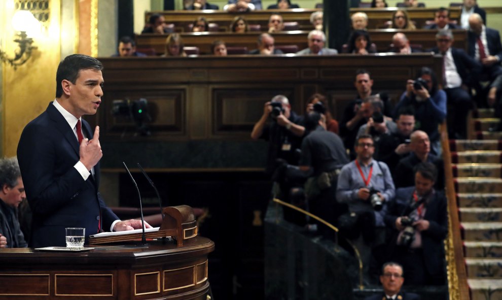 El secretario general del PSOE, Pedro Sánchez, durante su intervención en la primera jornada de la sesión de su investidura, esta tarde en el Congreso de los Diputados. EFE/Javier Lizón