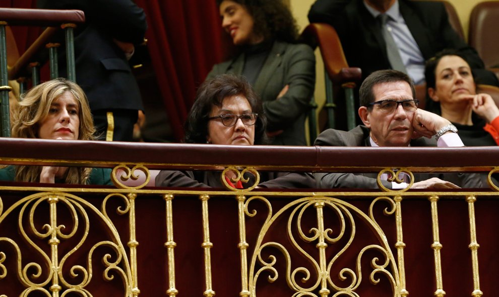 Begoña Gómez (i), esposa del secretario general del PSOE, Pedro Sánchez, y los padres de este, Pedro Sánchez (d) y Magdalena Pérez-Castejón (c), siguen desde la tribuna de invitados la intervención del líder socialista en la primera jornada de la sesión d