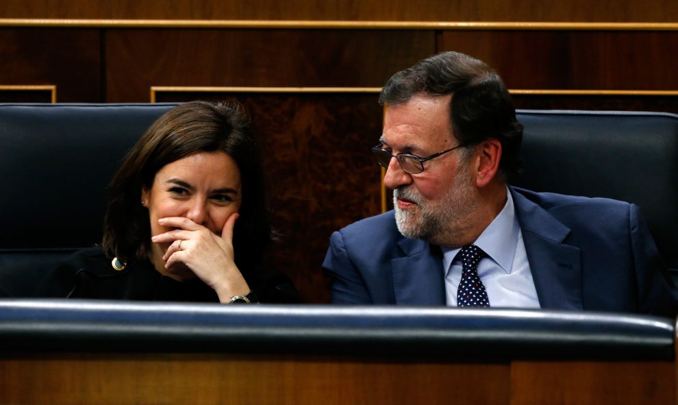 El presidente del Gobierno en funciones, Mariano Rajoy, junto a la vicepresidenta en funciones, Soraya Sáenz de Santamaría, durante la primera jornada de la sesión de investidura del secretario general del PSOE, Pedro Sánchez, esta tarde en el Congreso de