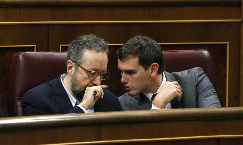 El líder de Ciudadanos, Albert Rivera (d) junto al portavoz parlamentario, Juan Carlos Girauta, durante la primera jornada de la sesión de investidura del secretario general del PSOE, Pedro Sánchez, esta tarde en el Congreso de los Diputados. EFE/J. J. Gu