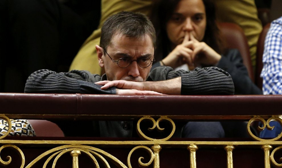 El cofundador de Podemos Juan Carlos Monedero durante la primera jornada de la sesión de investidura del secretario general del PSOE, Pedro Sánchez, esta tarde en el Congreso de los Diputados. EFE/J. J. Guillén