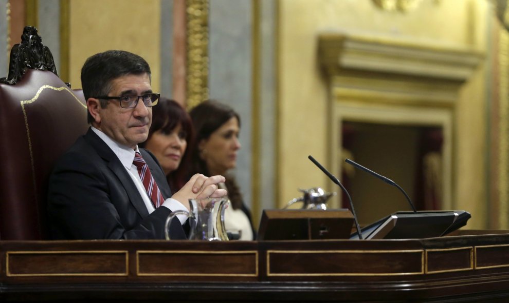 El presidente del Congreso, Patxi López, durante la primera jornada de la sesión de su investidura del líder del PSOE, Pedro Sánchez, esta tarde en el Congreso de los Diputados. EFE/Javier Lizón