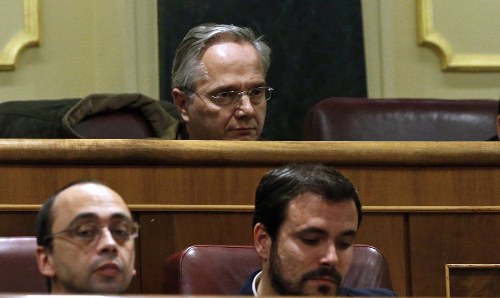 El diputado del Grupo Mixto, Pedro Gómez de la Serna (c, atrás), y el portavoz parlamentario de IU, Alberto Garzón (d), durante la primera jornada de la sesión de investidura del líder socialista, Pedro Sánchez, esta tarde en el Congreso de los Diputados.