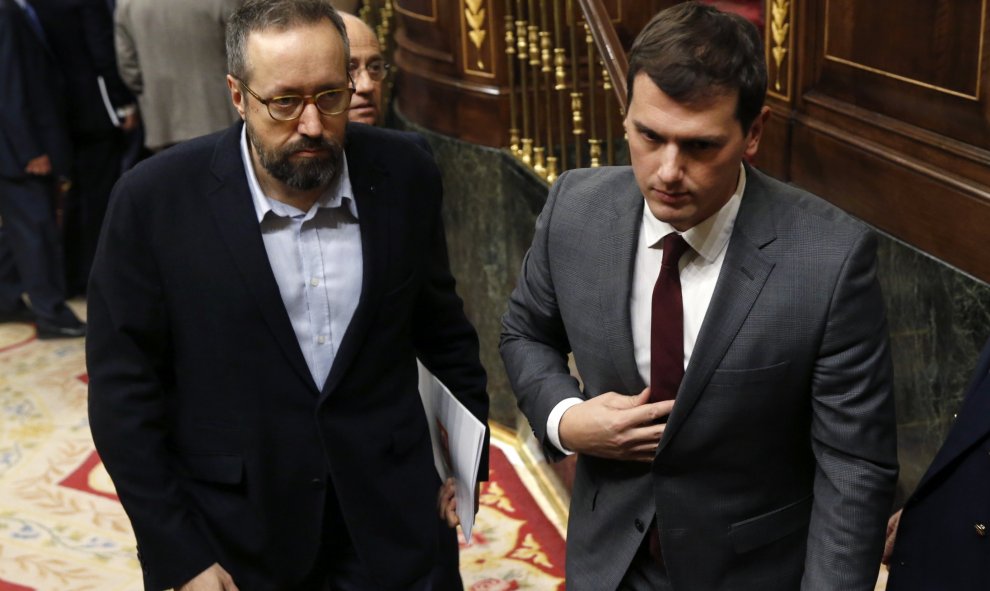 El líder de Ciudadanos, Albert Rivera (d), y el portavoz parlamentario del partido, Juan Carlos Girauta (i), salen del hemiciclo tras la primera jornada de la sesión de investidura del candidato socialista, Pedro Sánchez, esta tarde en el Congreso de los