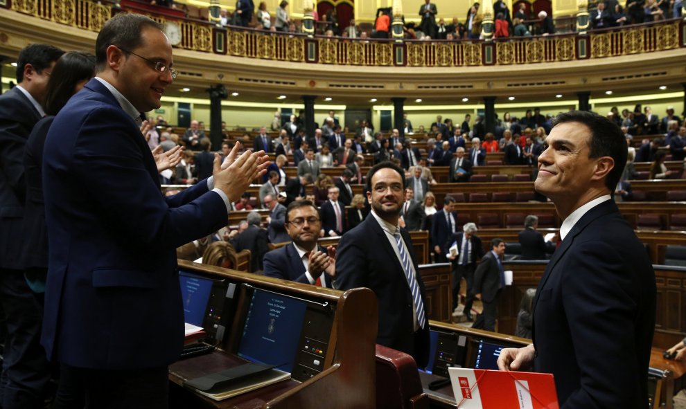 El secretario general del PSOE, Pedro Sánchez (d), es aplaudido por su grupo parlamentario tras su intervención en la primera jornada de la sesión de su investidura, esta tarde en el Congreso de los Diputados. EFE/J. J. Guillén