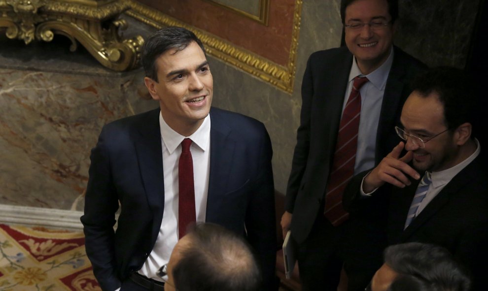 El secretario general del PSOE, Pedro Sánchez (i), con varios diputados del grupo socialista tras su intervención en la primera jornada de la sesión de su investidura, esta tarde en el Congreso de los Diputados. EFE/J. J. Guillén