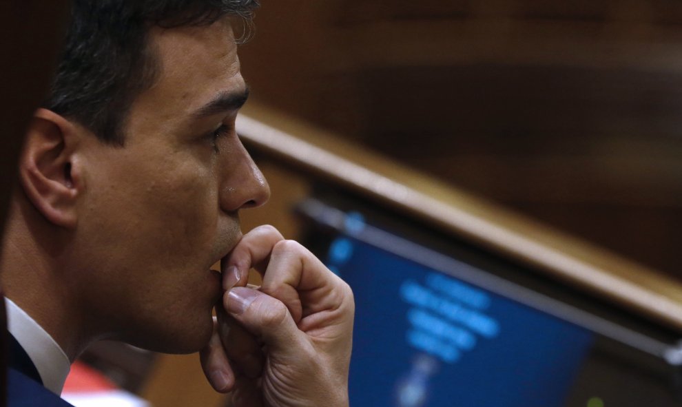 El secretario general del PSOE, Pedro Sánchez, durante la sesión de la tarde de la segunda jornada del debate de su investidura, hoy en el Congreso de los Diputados. EFE/J. J. Guillén