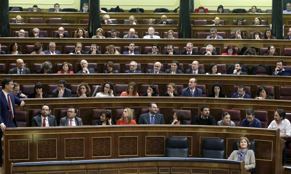 El secretario general del PSOE, Pedro Sánchez (i), antes de su intervención en la sesión de la tarde de la segunda jornada del debate de su investidura, hoy en el Congreso de los Diputados. EFE/Javier Lizón