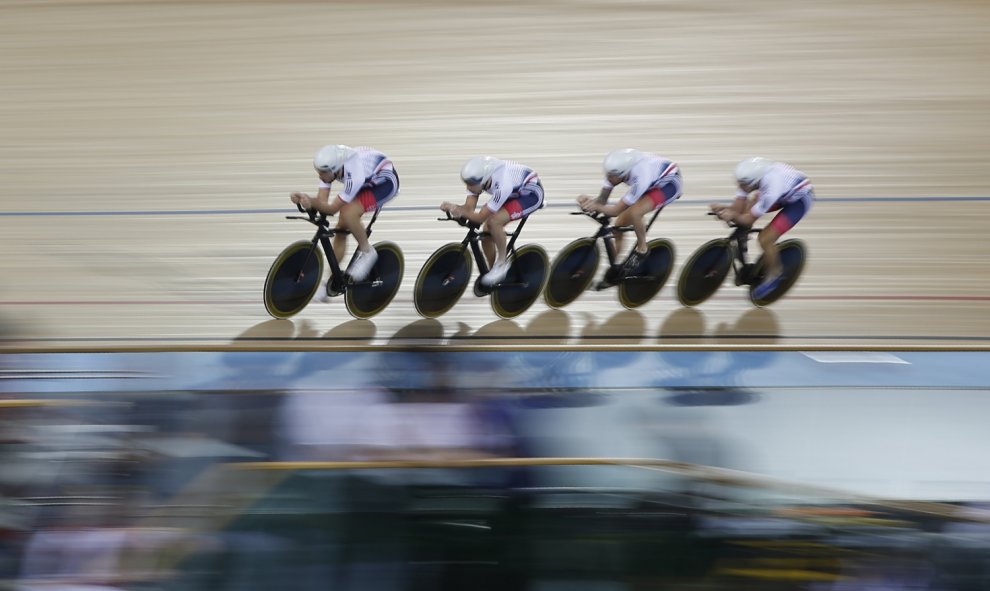 Los británicos Bradley Wiggins, Jonathan Dibben, Steven Burke y Owain Doull compiten como equipo en el Campeonato Mundial de Ciclismo en Pista de 2016 en el Velódromo de Londres en Londres el 2 de marzo./ADRIAN DENNIS / AFP