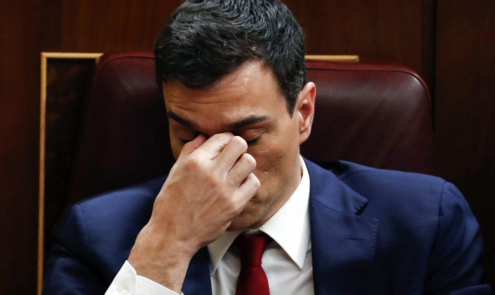 Pedro Sánchez en su escaño durante la sesión de la tarde. EFE/Javier Lizón