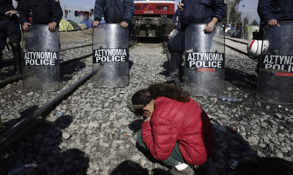 Refugiados sirios participan en una protesta en el campamento griego de Idomeni, situado en la frontera con Macedonia. EFE/Simela Pantzartzi